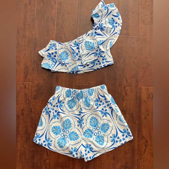 Pants - Cropped top & Shorts